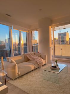 Apartment Boucle minimal minimalist Chicago Apartment Aesthetic, La Apartment, Ny Apartment, Apt Decor, Aesthetic Apartment, Minimalist Apartment