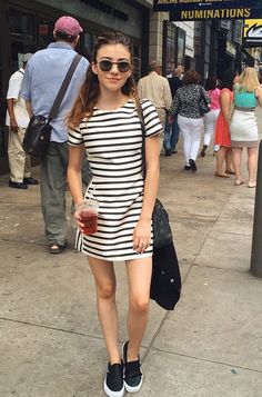 Adorable outfit! Black and white striped dress and perforated leather vans slip-ons. Vans Slip On Outfit, White Striped Dress Outfit, Striped Dress Outfit, Outfit Black And White, G Hannelius, Chic Minimalista, Midi Dress Outfit, Slip On Vans, Black And White Striped Dress