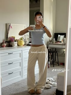 @talinebakr on tiktok 🤍 Wide Rib Cage Outfits, Cozy Sweatpants Outfits, Cool Sweatpants, Sweatpants Outfit Ideas, Sweatpants Outfits, Cozy Sweatpants, Skandinavian Fashion, Sweatpants Outfit