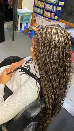 Boho Box Braids With Highlights, Color 4 Boho Knotless Braids, Honey Goddess Braids, Honey Blonde Goddess Knotless Braids, Boho Braids Light Brown, Braided Hairstyles Light Skin, Light Brown Boho Knotless Braids, Goddess Braids With Highlights, Honey Brown Goddess Braids