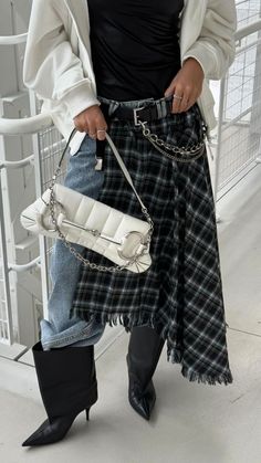 Edgy Maxi Skirt Outfit, Plaid Midi Skirt Outfit Aesthetic, Corset Layering Street Style, Plaid Skirt Street Style, Tartan Skirt Street Style, Outfit Ideas Street Style, Ropa Upcycling, Fashion White, Layered Fashion