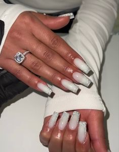 Xmas White Nails, Nails For Christmas White, Christmas Nails Silver Glitter, Christmas Silver Nails, Silver Nails Christmas, Nails 2024 Christmas, White Pretty Nails, White New Years Nails, White And Silver Christmas Nails