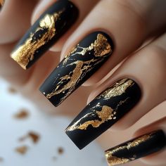 Make a statement with matte black nails featuring bold gold marble accents. The contrast between the matte finish and the metallic gold foil creates a stunning effect, perfect for those who love a dramatic, sophisticated look. Gold Marble Nail Designs, Birthday Nails Black And Gold, Foil Art Nails, Foil Nail Art Designs Ideas, Black And Gold Nail Designs, Black And Gold Nails, Black Marble Nails, Foil Nail Designs, Black Gold Nails