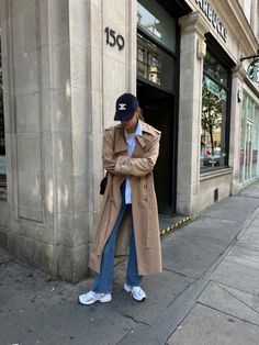 Burberry Trench Coat Street Style, Cap Outfits For Women Street Style, Burberry Trench Outfit, Burberry Coat Outfit, Burberry Trench Coat Outfit, Trench Coat Street Style, Cozy Rainy Day Outfit, Rainy Day Outfit Aesthetic