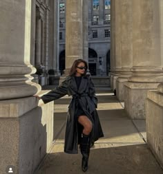 Poses With Coat For Women, Poses With Long Coat, Outfits For Berlin, Poses With Trench Coat, Street Photography Poses Women Winter, Petite Fall Fashion 2023, Fall Model Photoshoot, Paris Pic Ideas, Trench Coat Poses