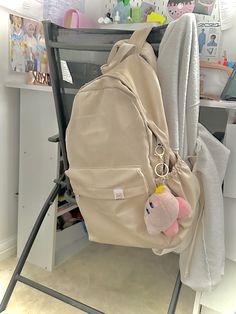 Beige Backpack Outfit, Cream Backpack Aesthetic, Beige Backpack Aesthetic, Aesthetic Bag Keychains, Backpack Aesthetic Korean, Bagpack Aesthetic School, Beige School Aesthetic, Bag Pack Aesthetic, Keychain Bag Aesthetic