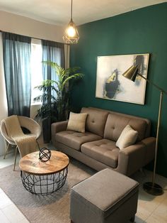 Small living room with a green wall and beautiful furniture Green Walls Living Room, Dark Green Living Room, Green Living Room Decor, Room Wall Colors, Cosy Living, Cosy Living Room, Green Walls, Living Room Green