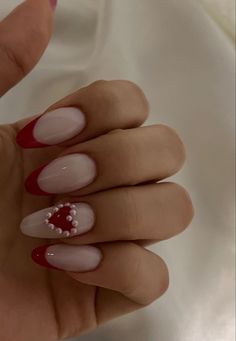 Heart Frenchies Nails, Red And Silver Heart Nails, Valentines Day Nails Pearls, Valentine Y2k Nails, Almond Acrylic Nails Heart Design, Valentines Nails Pearls, Nails With Pearl Hearts, Nail Ideas Y2k Short Almond, Valentines Day Nails With Pearls