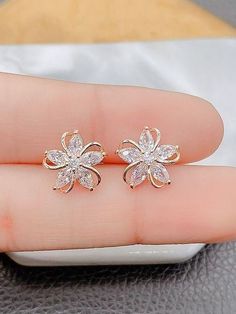 قلادات متدلية, Gold Earrings Models, Fancy Jewellery, Jewelry Lookbook, Fancy Jewelry, Crystal Stud Earrings, Flower Earrings Studs