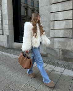 Cream Fur Coat Outfit, White Faux Fur Coat Outfit, Fur Coat Outfit Casual, Faux Fur Coats Outfit, White Faux Fur Coat, Fur Coat Outfit, New York Outfits, Everyday Casual Outfits, Winter Attire