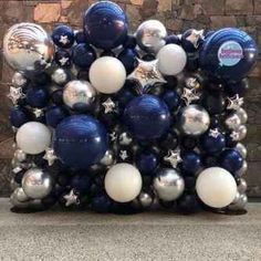 a bunch of balloons that are in the shape of an american flag and some stars