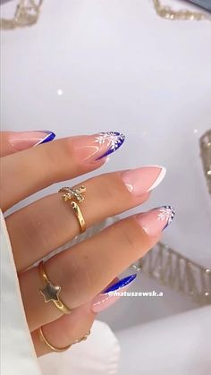 Christmas Gel X Nail Designs Almond, White French Tip Nails Almond Christmas, Nails French Ideas Almond, Christmas Nail Almond Ideas, Christmas Nails Inspiration Simple, Almond Nails Designs Holiday, Elegant Nails Christmas, Short Almond Nails Christmas Designs, Simple Winter Nails Acrylic Almond