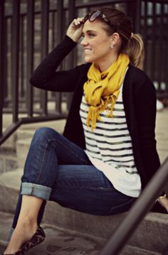 rolled skinny jeans, striped shirt, cardigan over with bright tied-up scarf and loafers or booties Casual Glam, Casual Outfits For Moms, Yellow Scarf, Blazer Jeans, Cooler Look, Stripe Shirt, Casual Winter Outfits, Mom Outfits, Mode Vintage