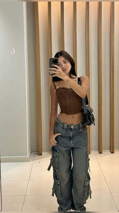 Conforto e estilo em uma única peça: a calça cargo feminina que combina com qualquer look! Cargo Pants Concert Outfit, Instagram Photo Ideas, Trendy Outfits For Teens, Tomboy Outfits, Tomboy Style Outfits