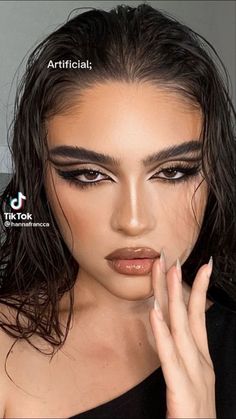 Elegant Looks Aesthetic, Halloween Glamour Makeup, Makeup Looks With Black Eyeshadow, Hot Eyeshadow Looks, Makeup Looks Professional, Makeup Looks Aesthetic Creative, Challenging Makeup Looks, Elegant Black Makeup, Make Up Looks Hooded Eyes