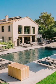 Découvrez la somptueuse Villa Reine située sur la Côte d'Azur à La Croix-Valmer. Un havre de paix luxueux et raffiné pour des séjours inoubliables. 🌟 #VillaReine #CotedAzur #LaCroixValmer #HôtellerieDeLuxe #EscapadeChic