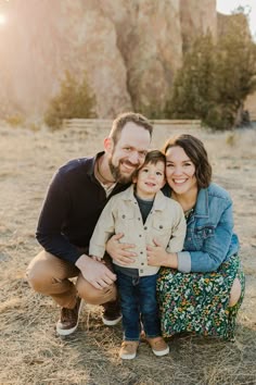 Toddler Picture Ideas, Toddler Family Photos, Family Session Poses, Outdoor Family Pictures, Toddler Poses, Toddler Pictures, Smith Rock State Park