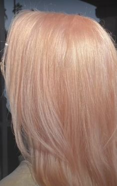 light strawberry blonde/rose gold hair Red Blonde Hair, Korean Hair Color, Strawberry Hair, Hair Puff, Haircuts Straight Hair