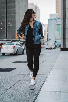 Casual Chic Fall Outfits, Casual Chic Fall, White Sneakers Outfit, Sneaker Outfits Women, Casual College Outfits, Chic Fall Outfits, Mode Casual