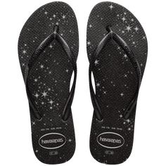 Com glitter holográfico na sola e nas tiras, a Havaianas Slim Gloss é o modelo mais indicado para quem não tem medo nenhum de brilhar por aí. As cores são lindas e tiram seus pés da monotonia. Havaianas Flip Flops, Women Shoes Flats Sandals, Fame Dr, Star Print, Percy Jackson, Shoe Brands, Flat Shoes Women, All Black