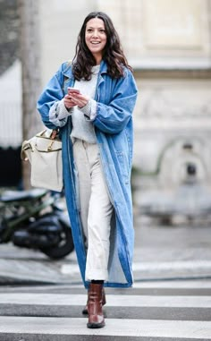 Crossing The Street, Mode Tips, Blazer Outfit, Street Style Winter, Paris Street Style, Street Look, Best Street Style, Street Style Inspiration, Fall Street Style