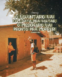 a man standing in front of a yellow building with the words no lountaro uai