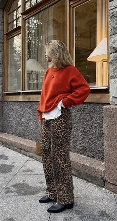 Leapord Jeans Outfits, Style Leopard Pants, Animal Print Sweater Outfit, Cheetah Jeans Outfit, Leopard Trousers Outfit, Leopard Print Trousers Outfit, Animal Print Pants Outfit, Leopard Jeans Outfit, Leopard Pants Outfit