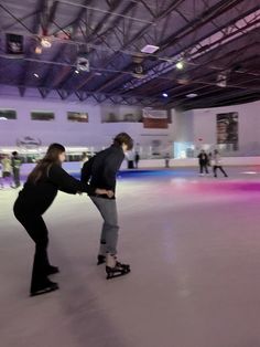 Dates I Wanna Go On, Date Vibes Aesthetic, Cute Dating Pictures, Winter Couple Activities, Cute Aesthetic Date Ideas, Rollerskating Couple, Relationship Dates Aesthetic, Meet Up With Boyfriend, Cute Date Ideas For Couples Romantic