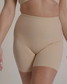 ¡Este short de compresión es el complemento perfecto de tus looks ya que estiliza tu figura, disimula la celulitis y evita el roce entre las piernas! Úsalo con la ropa que quieras: pantalones ajustados, vestidos o faldas, y lo mejor es que es invisible en los muslos ya que no cuenta con elásticos ni costuras en las piernas. Al ser de tiro alto y estar elaborado con dos capas de tela, genera una compresión fuerte en tu abdomen y cintura, moldeando tus curvas para que no tengas que preocuparte por Versatile Soft Touch Solid Bottoms, Shaping Shapewear With Short Inseam, Supportive Smoothing Short Length Shapewear, Supportive Short Length Smoothing Shapewear, High Waist Compressive Supportive Bottoms, Compressive Shapewear Bottoms With Wide Waistband, Supportive Stretch Shapewear Short Length, Compressive Short Length Shapewear With Contoured Waistband, Fitted Seamless Shapewear With Short Inseam