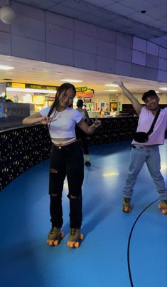 2 friends at a roller skating rink Roller Rink Outfit Ideas, Roller Skating Date Outfit, Skate Date Outfit, Roller Skating Date, Aesthetic Roller Skating, Skating Date, Teen Aesthetic