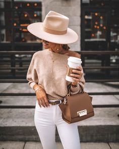 Gucci Belt Outfit, Tan Hat, Model Pose, Beige Outfit, Instagram Look, Casual Summer Outfits, White Pants, Mode Inspiration