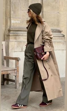 Trenchcoat Outfit, Old Money Fashion, Adidas Samba Outfit, Money Fashion, Look Adidas, Trench Coat Outfit, New Identity, Mode Boho, Mode Casual