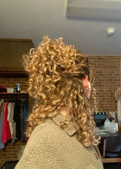 i love my hair length Honey Blonde Curls Highlights, Curly Blonde Short Hair, Short Curly Hair Half Up Half Down, Half Up Half Down Short Curly Hair, Curly Hair Half Up, Golden Blonde Curly Hair, Short Curly Hair Blonde, Gold Curly Hair, Dirty Blonde Curly Hair