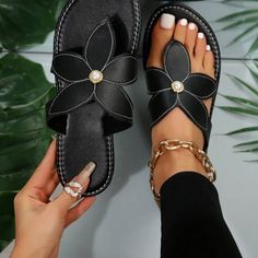 European And American Style Women Black Flower Design And Lightweight Beach Flip-Flops Ladies Footwear Design, Girly Sandals, Dressy Flip Flops, Shoedazzle Shoes, American Eagle Sandals, Designer Flip Flops, High Heel Sandals Platform, Women Slippers Fashion, Half Shoes