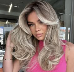 Blonde Hair Shaped Around Face, Contrast Hair Color Blondes, Icy Ash Blonde Highlights, Juliette Porter Hair, Mid Length Ash Blonde Hair, Blonde Hair For Brown Eyes, Honey Blonde Hair Dark Roots, Light Blonde Hair With Dark Roots, Blonde Highlights Dark Roots