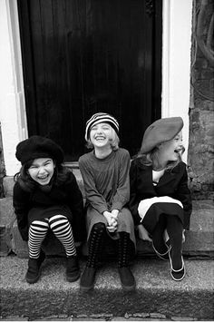 *giggles Three Girls, Black And White Photograph, Paris Mode, Smile Face