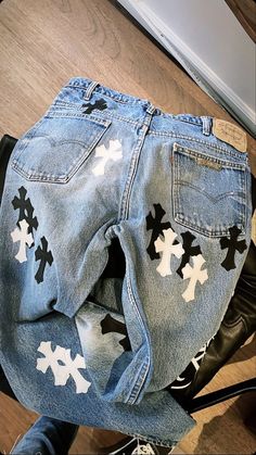 Jeans With Writing On The Back, Designs On Jorts, Badazzel Ideas, Things To Paint On Jeans, Art On Jeans, Drawing On Jeans, Jean Painting Ideas, Art On Pants, Chrome Hearts Jeans