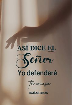 a person reaching out from behind a window with the words asi dice el sero yo defendere