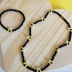 Portacubrebocas Aesthetic, Beads Ideas Aesthetic, Ideas Collares Bolitas, Chockers Diy, Bead Bracelet Ideas Aesthetic, Collares Aesthetic Diy, Ideas De Collares Aesthetic, Biser Handmade, Mostacillas Ideas