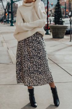 Midi Rock Outfit, Colorado Fashion, Winter Lifestyle, Relaxed Chic, Chic Clothing Style, Long Outfit, Turtleneck Outfit, Midi Skirt Outfit, Pull Oversize