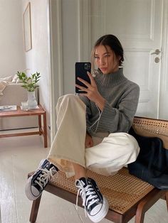 We're here to bring you 3 casual Friday outfits that work for a socially distant picnic hang with friends or office outfit that's cozy and comfy! Adidas Star, Converse Outfits, Cream Pants, Skandinavian Fashion, Outfits With Converse, Trending Sneakers, Mode Inspo, 가을 패션, Vogue Paris