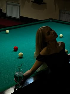 Идея для фото в бильярде фотосессия эмтетика современный бильярд Pool Hall Aesthetic, Pool Table Photoshoot, Table Photoshoot, Billiards Aesthetic, Rocker Chic Outfit, Pool Shoot