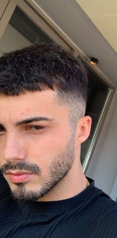 Short Hair Men With Beard, Buzz Haircut Men Aesthetic, Clean Short Haircut Men, Oval Face Haircuts Boys, Shaved Mens Hairstyles, Short Men's Haircut, Short Facial Hair Men, Beard For Oval Face For Men, Short Hair Hairstyles For Men