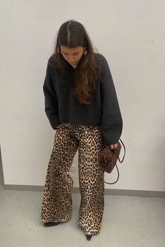 30+ Chic Fall Dinner Date Outfit Ideas (Casual & Dressy) for a Perfect Night Leopard Print Trousers Outfit, Leopard Print Jeans Outfit, Print Jeans Outfit, Leopard Jeans Outfit, Leopard Pants Outfit, Overalls For Men, Leopard Print Outfit, Dinner Date Outfits, Leopard Print Outfits