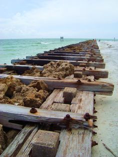 the wooden planks are lined up on the beach