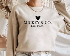 Mickey And Co Sweatshirt, Mickey And Co Shirt, Grey Disneyland Sweatshirt, Diy Disney Sweatshirts, Mother Daughter Shirts Ideas, Disney Jumper, Disney Winter, Disneyland Sweatshirt, Disney Attire