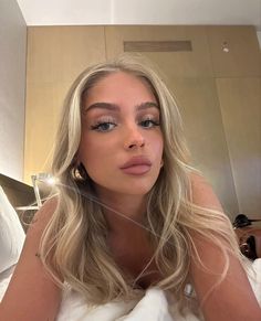 ig: maddiefrancessca Blonde Hair Makeup, Curly Hair Women, Gorgeous Makeup, Girls Makeup, Aesthetic Makeup, Fall Hair, Maquillaje De Ojos, Makeup Inspiration