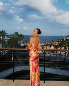 We know what it's like to try and get that sleek ponytail or bun—only to have it ruined by unruly flyaways or humidity. Here are some tips on the best way to get this look and make it last. PC: @samiclarke on Instagram Homecoming Dresses Floral, Vacation Dinner Outfit, Floral Print Prom Dress, Floral Homecoming Dresses, Flower Prom Dress, Floral Dress Outfits, Summer Flower Dress, Beachy Dresses, Printed Prom Dresses