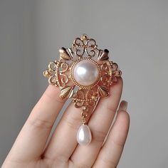 Product Description: Size: 5.0 X 7.1 Cm. The Product Is Crafted From Zinc Alloy And May Experience Fading And Darkening Upon Contact With Water. Broches Jewelry, Comfy Fall Sweaters, Style Royal, Pearl Pin, Sweater Scarf, Mixed Metal Jewelry, Wedding Brooch, Pearl Brooch, Moda Vintage