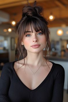 Prepare for the evening with these 19 stunning updos with bangs, each one perfect for creating a memorable night-time look. Sunkissed Hair Brunette, Classic Wedding Hair, Hairstyle Look, Trendy Hair Color, Penteado Cabelo Curto, Sleek Hairstyles, Trendy Short Hair Styles, Hairstyles Haircuts, Trendy Hairstyles